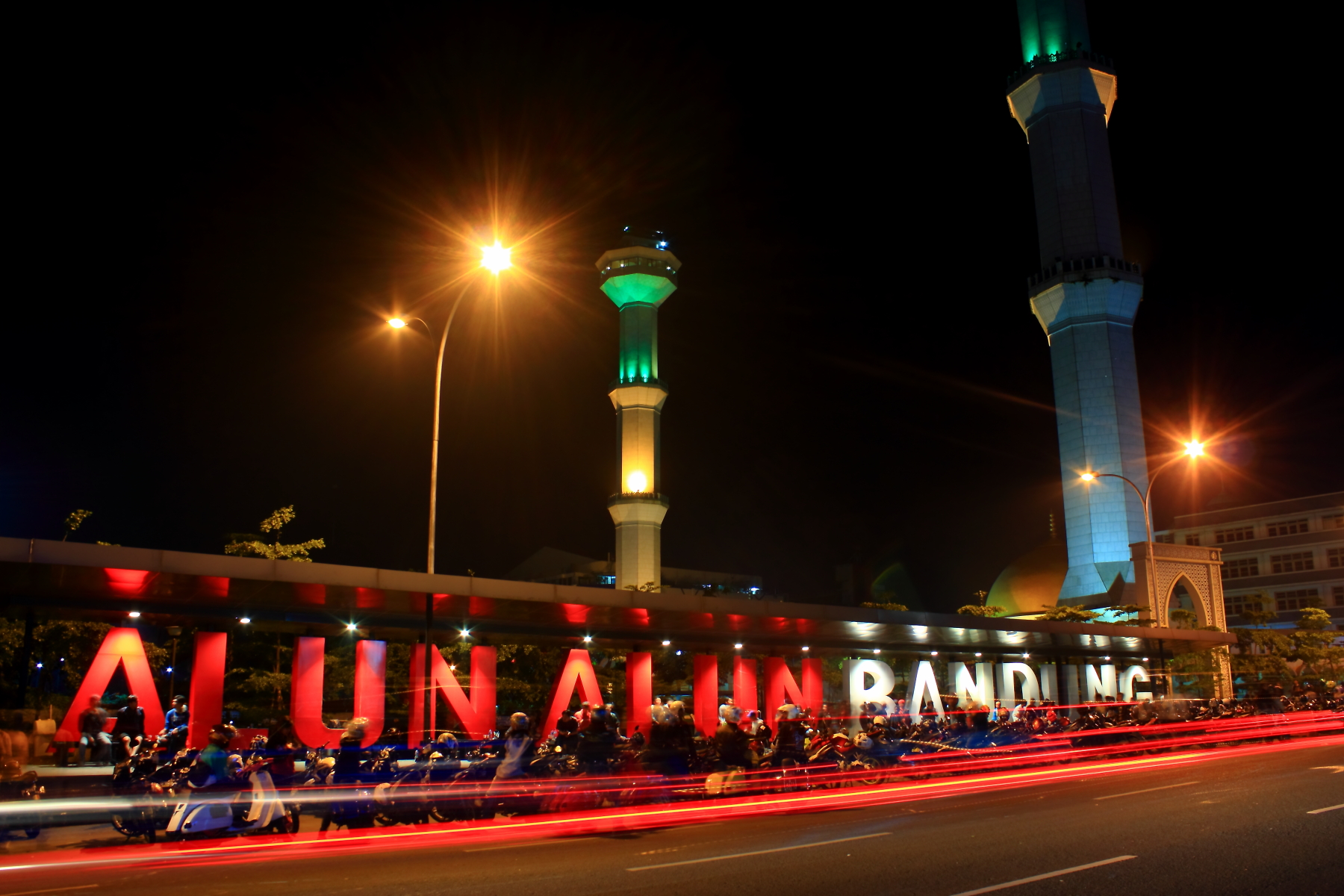 foto ilustrasi kawasan Alun-Alun Bandung pada malam hari