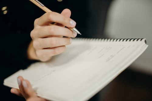 Urutan Langkah-Langkah Menulis Teks Berita yang Tepat Adalah?