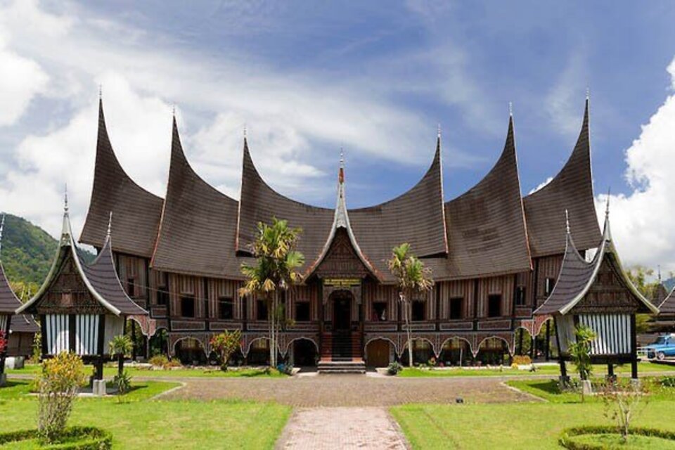 7 Nama Rumah Adat Sumatera Barat Lengkap, Penjelasan dan Gambar