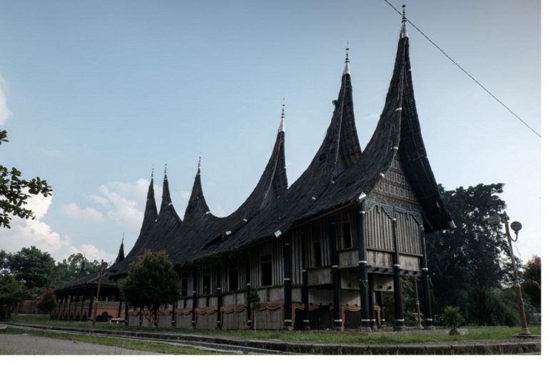 Rumah Gadang Khas Minangkabau Di Sumatera Barat, Gambar HD Dan ...