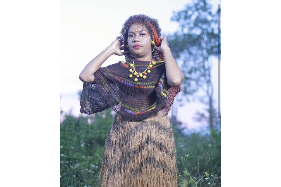6 Pakaian Adat Papua, Koteka, Rok Rumbai & Penjelasannya