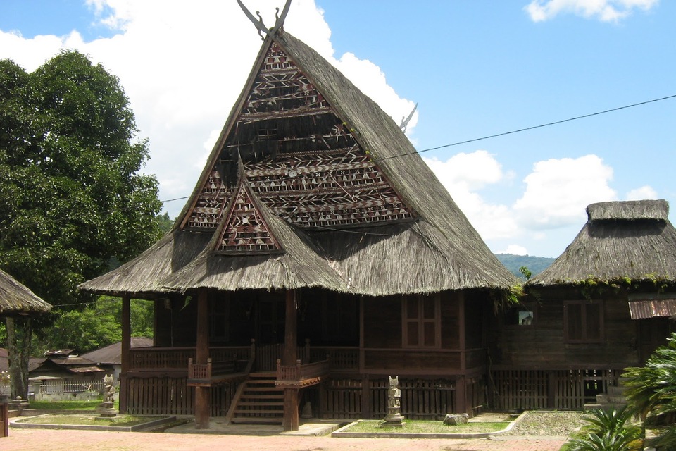 Nama Rumah Adat Sumatera Utara dan Penjelasannya +Gambar