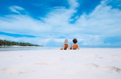 9 Gaya Foto Keren Di Pantai Ala Selebgram Sendirian Bersama Teman