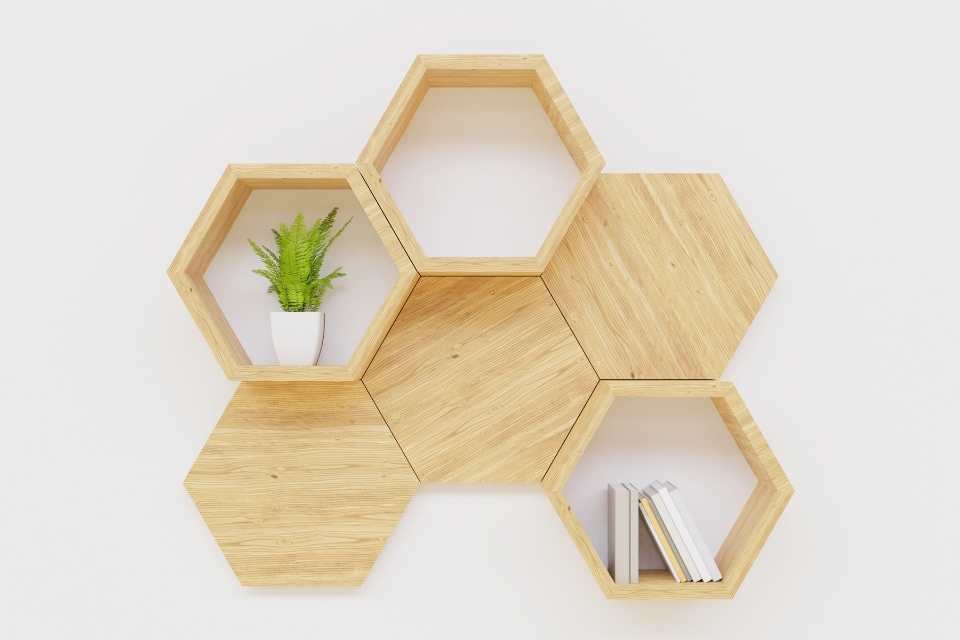 Rak buku dinding minimalis dari kayu bentuk honeycomb