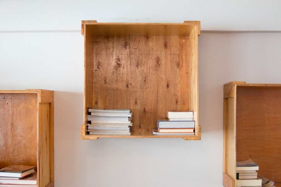 Rak buku dinding minimalis bentuk kotak