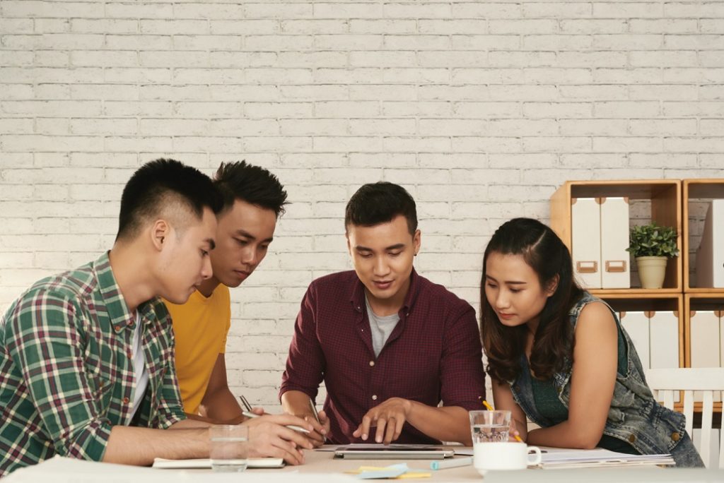 Pengertian Teks Diskusi, Fungsi, Tujuan, Ciri-ciri, dan Kebahasaannya