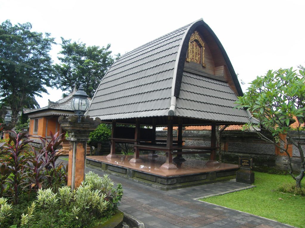 Rumah Adat Bali “Jineng”
