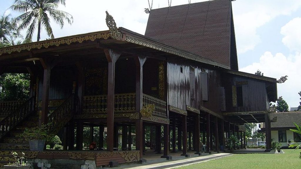 Rumah Adat Kalimantan Selatan “Bubungan Tinggi”