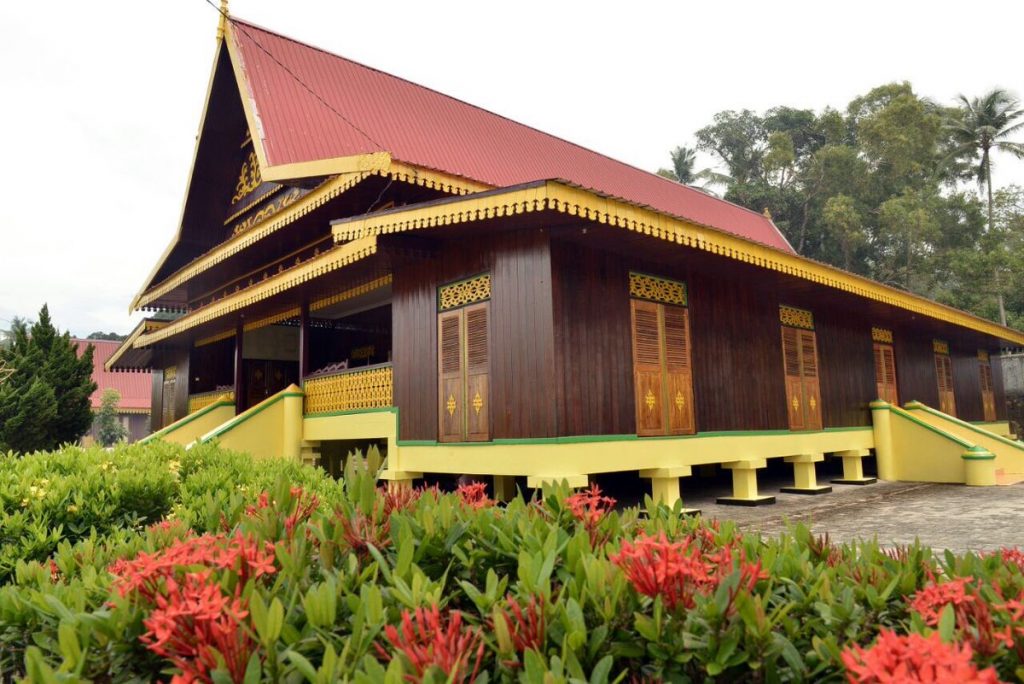 Rumah Adat Kepulauan Riau “Belah Bubung”