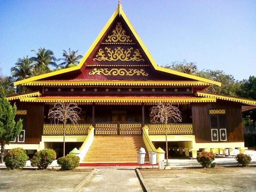 Rumah Adat Riau “Selaso Jatuh Kembar”