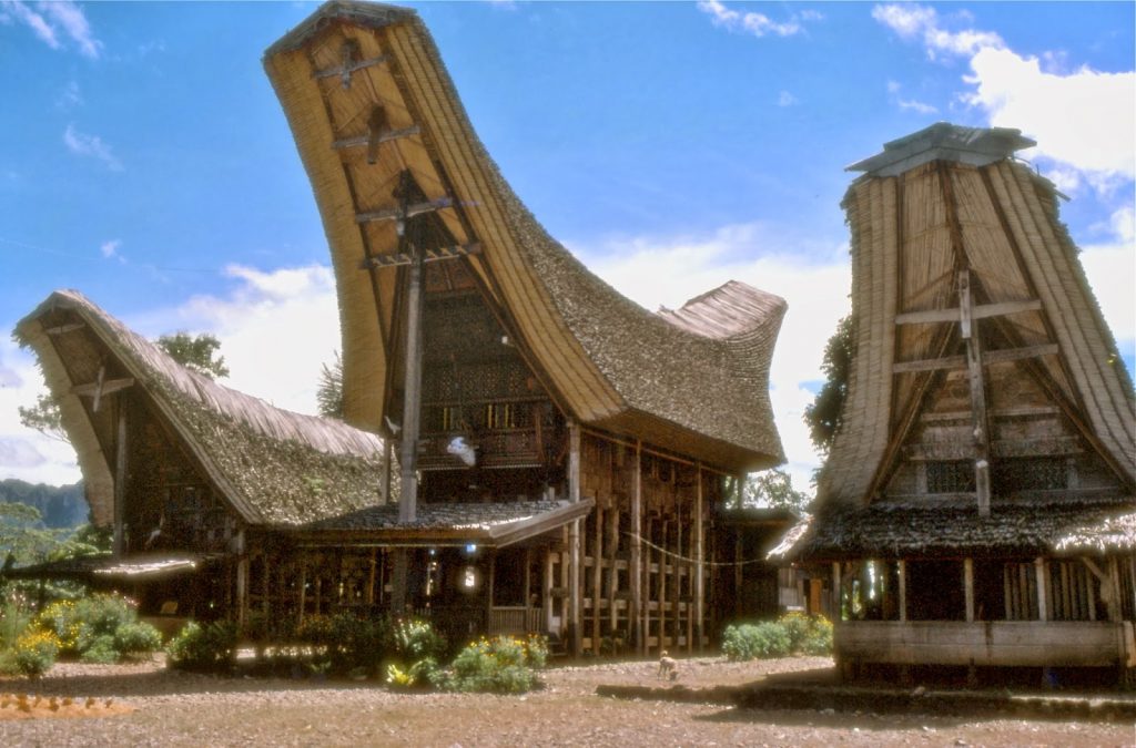 Rumah Adat Sulawesi Tengah “Tambi”