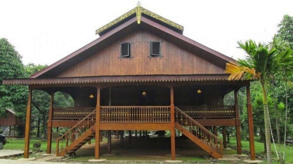 Rumah Adat Sulawesi Utara “Pewaris”