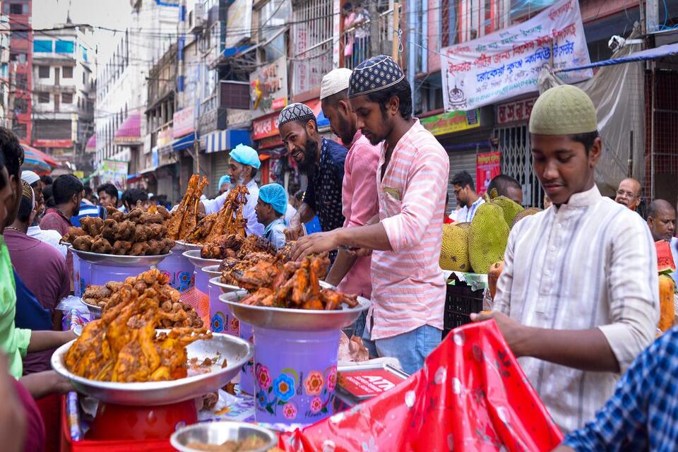 10 Tradisi Unik Saat Ramadhan di Berbagai Negara