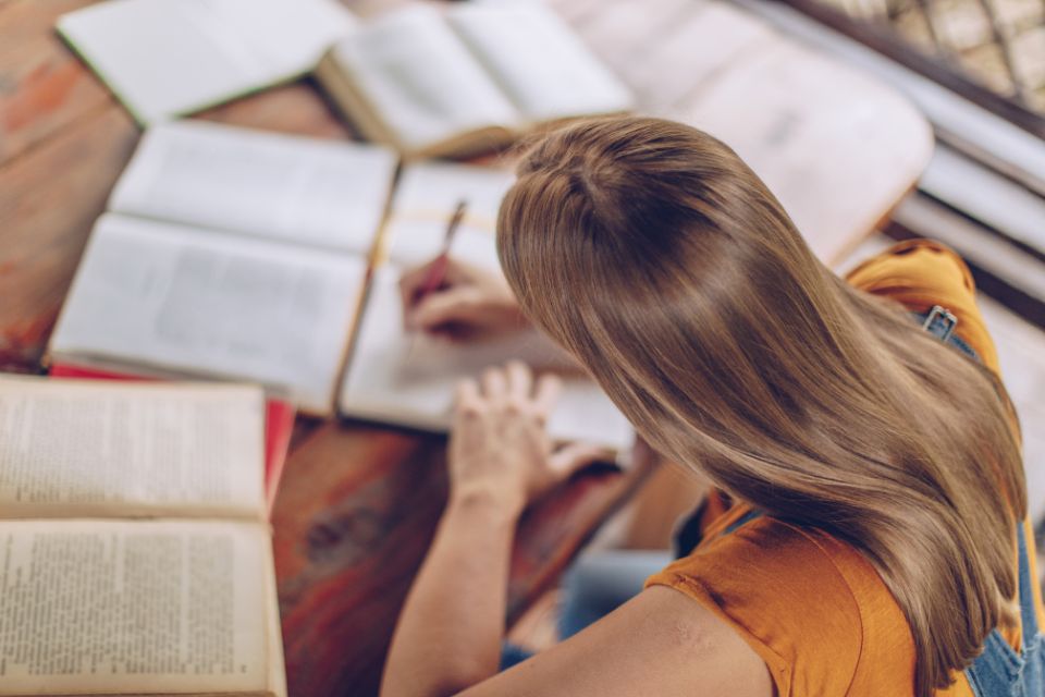 10 Contoh Judul Makalah Sederhana yang Menarik, Anak SMA dan Mahasiswa Wajib Baca