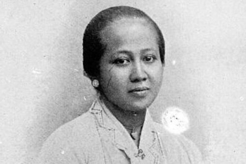 ﻿Teks Biografi RA Kartini Singkat dalam Bahasa Inggris beserta Artinya