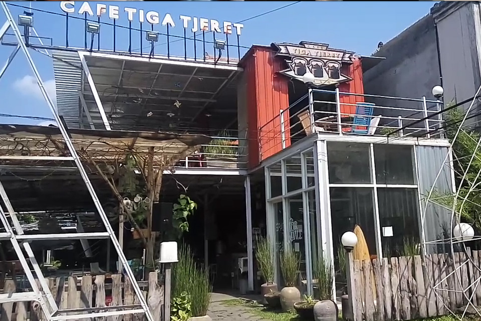 Tempat Nongkrong Solo: Cafe Tiga Tjeret