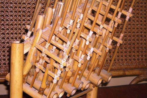 3 Cara Memainkan Angklung dan Cara Menghasilkan Bunyi