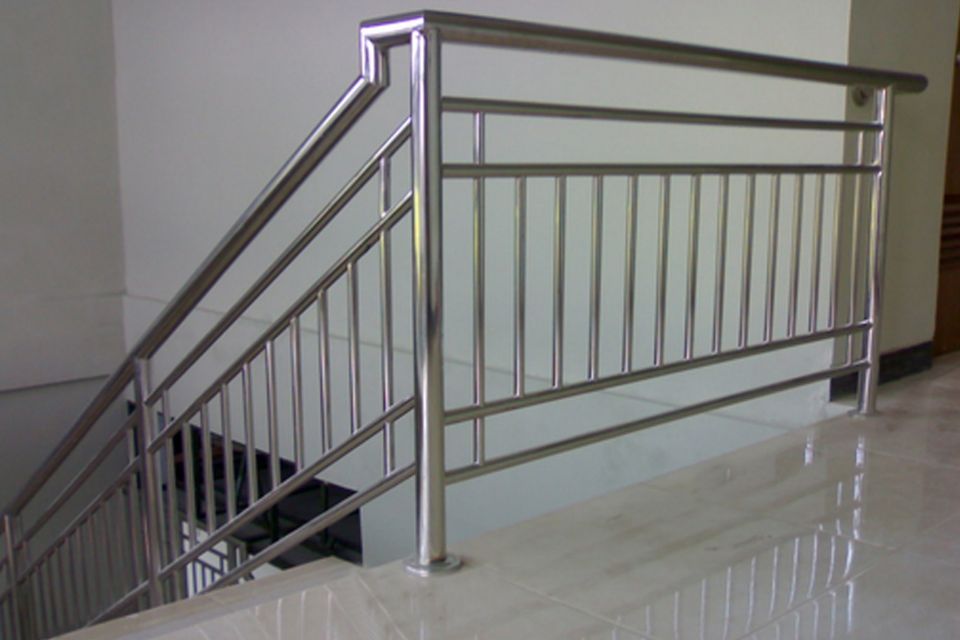 Inspirasi Model Railing Tangga Minimalis dari Bahan Kayu, Besi, Stainless dan Kaca