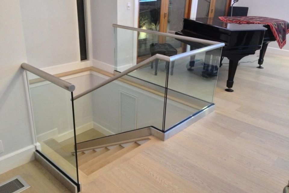 Inspirasi Model Railing Tangga Minimalis dari Bahan Kayu, Besi, Stainless dan Kaca