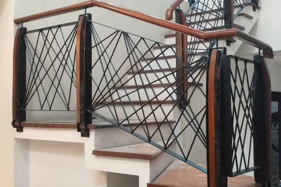 Inspirasi Model Railing Tangga Minimalis dari Bahan Kayu, Besi, Stainless dan Kaca