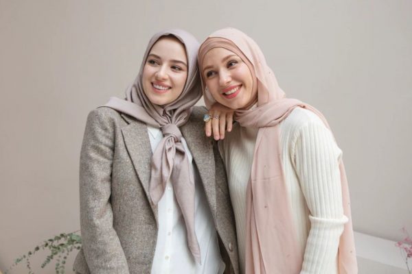 7 Gaya Foto Yang Keren Untuk Wanita Berhijab Kekinian Ada Gaya Pose Selfie Blog Mamikos 