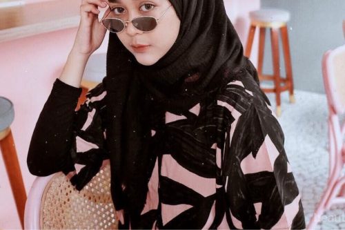 7 Gaya Foto Yang Keren Untuk Wanita Berhijab Kekinian Ada Gaya Pose Selfie Blog Mamikos 8090