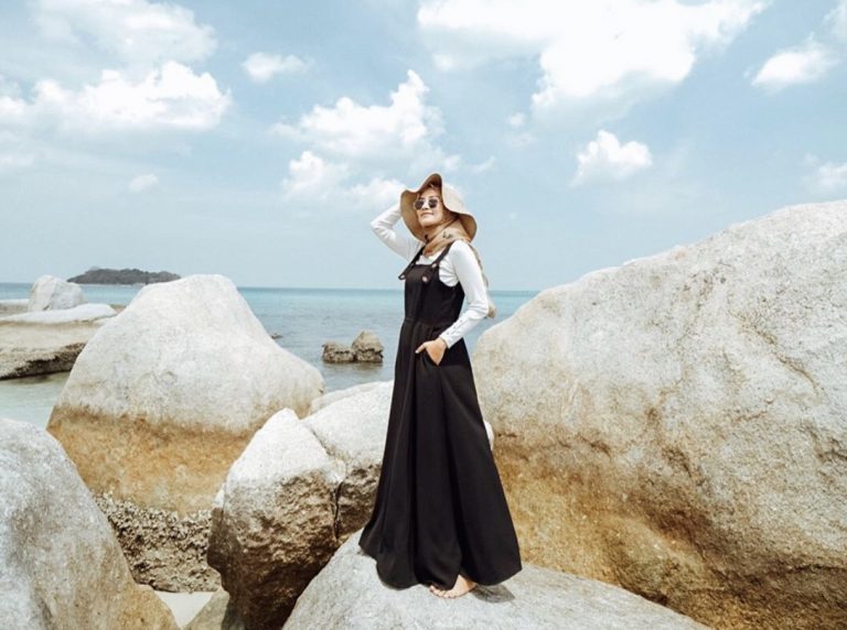 12 Gaya Outfit ke Pantai Hijab, Simple dan Elegan yang Cantik! – Blog