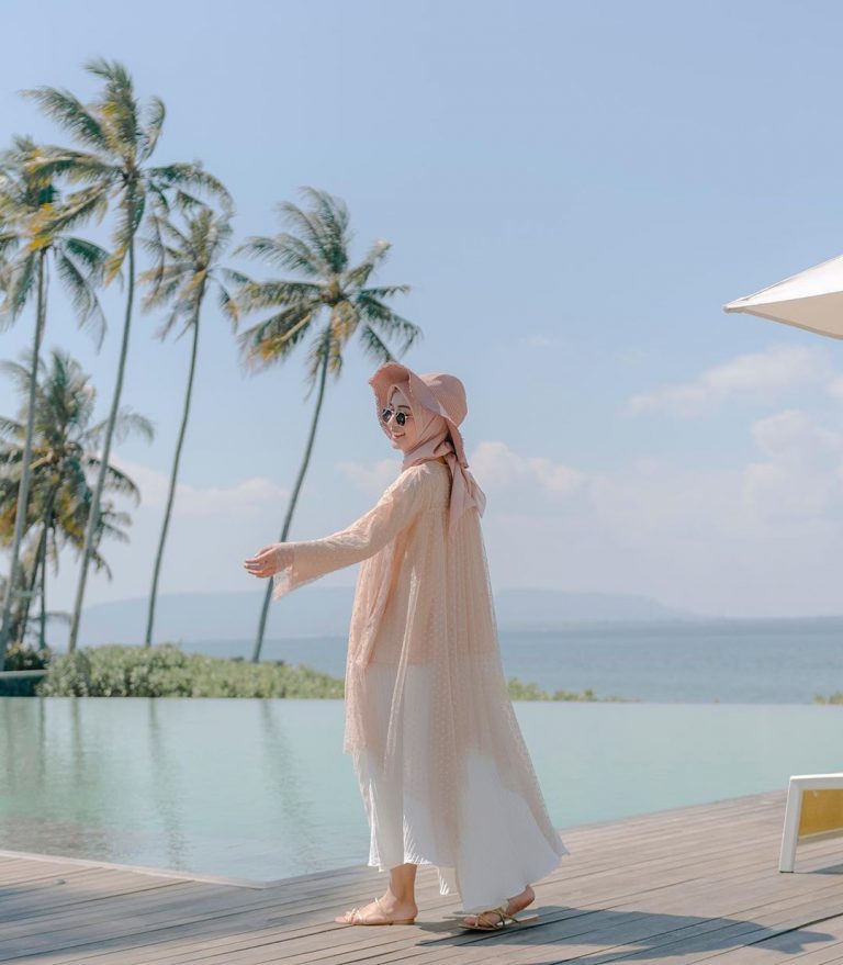 12 Gaya Outfit ke Pantai Hijab, Simple dan Elegan yang Cantik! – Blog