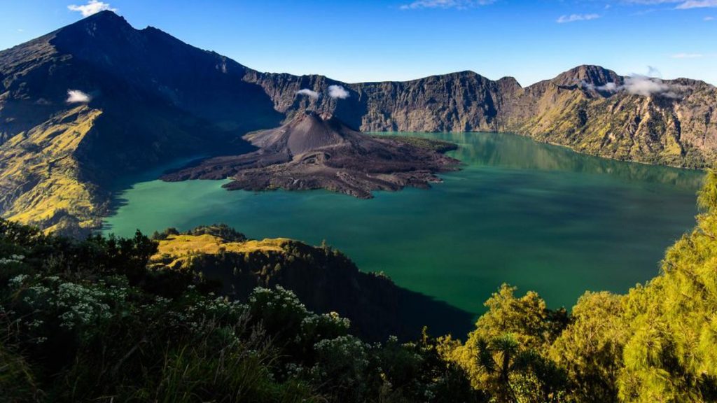 Urutan gunung tertinggi di indonesia