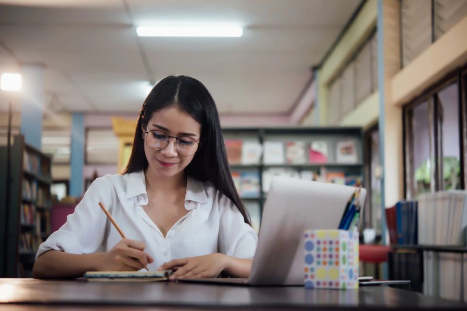 Contoh Frasa Adverbial dalam Kalimat Bahasa Indonesia beserta Pengertiannya