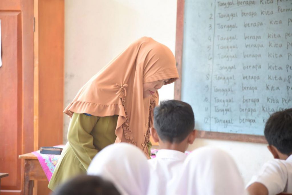 Contoh Puisi Bahasa Jawa Tentang Sekolah dan Guru yang Menarik Dan Singkat