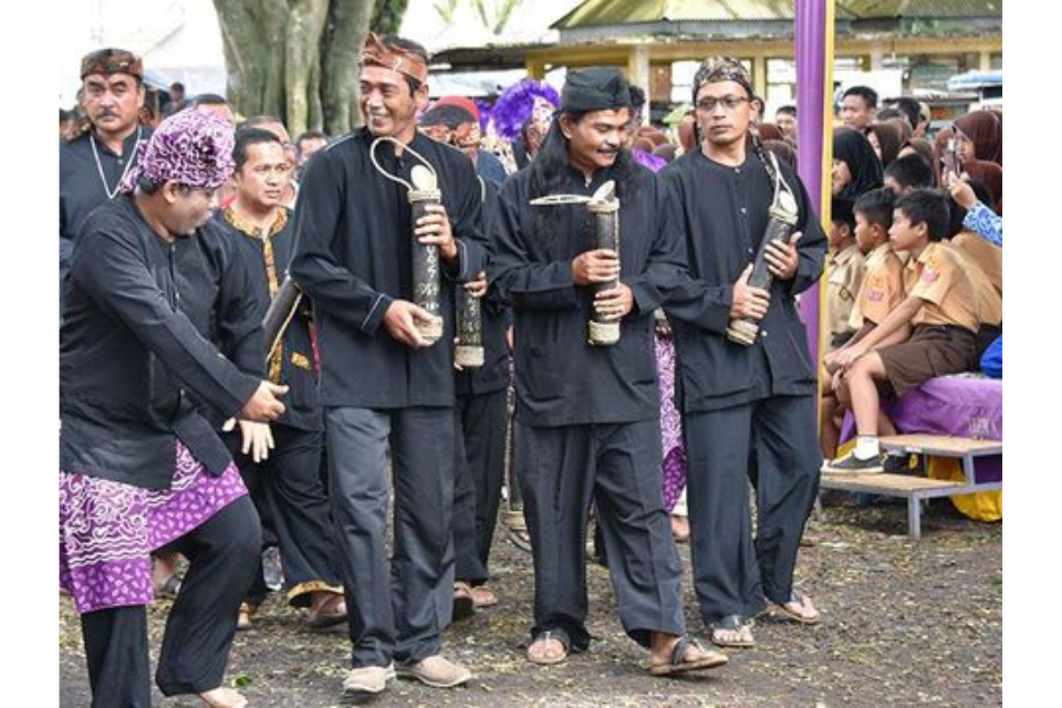 4 Keunikan Pakaian Adat Jawa Barat beserta Ciri Khas dan Penjelasannya