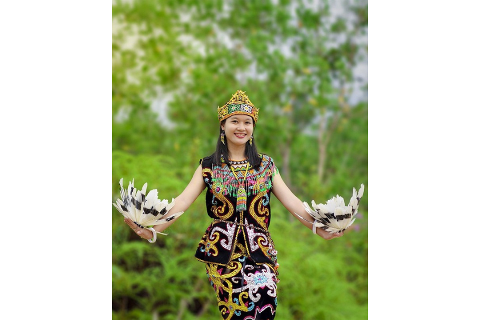18 Keunikan Pakaian Adat Kalimantan Barat, Tengah, Selatan, Utara, dan Timur beserta Gambarnya