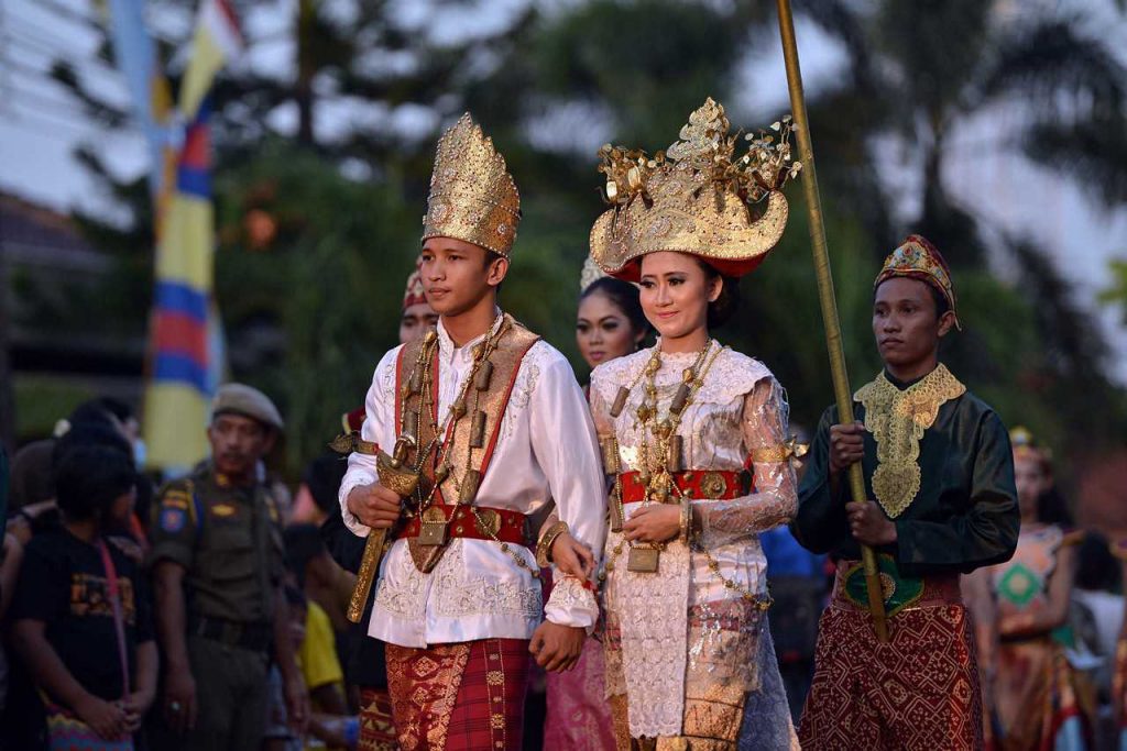 Pakaian Adat Daerah Lampung Beserta Nama, Keunikan, dan Gambarnya
