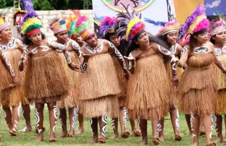 Pakaian Adat Papua Ewer