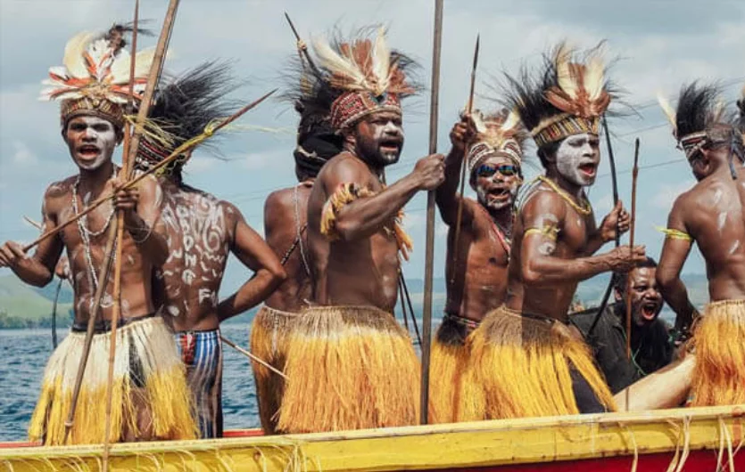 Pakaian Adat Papua Holim