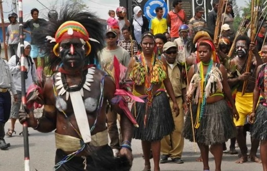Pakaian-Adat-Papua-Yokal