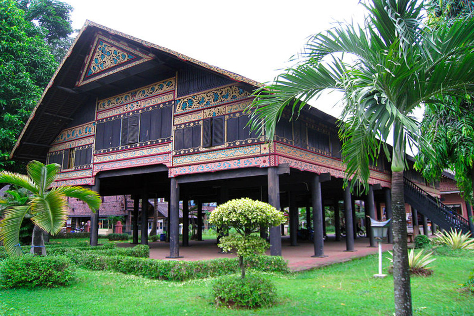 Rumah Adat Aceh, Sejarah dan Ciri-Cirinya