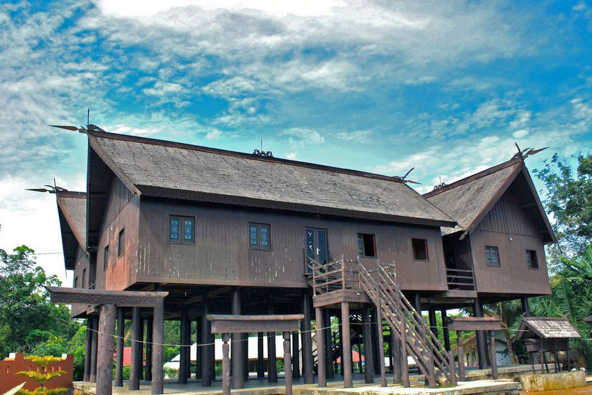 Rumah Adat Suku Dayak di Kalimantan Rumah Adat Betang