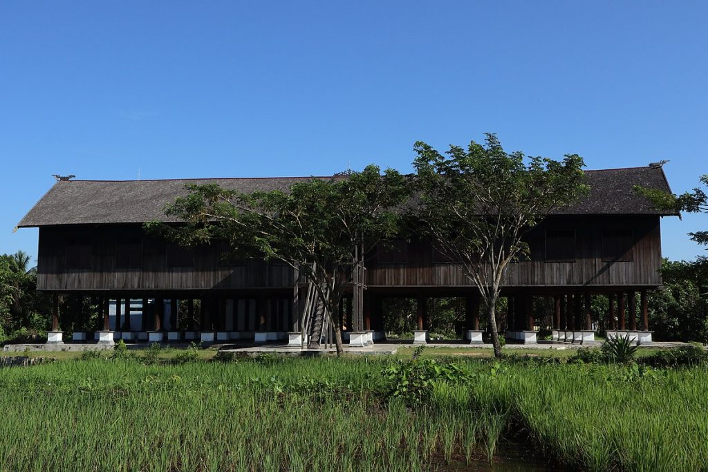 Rumah Adat Suku Dayak di Kalimantan