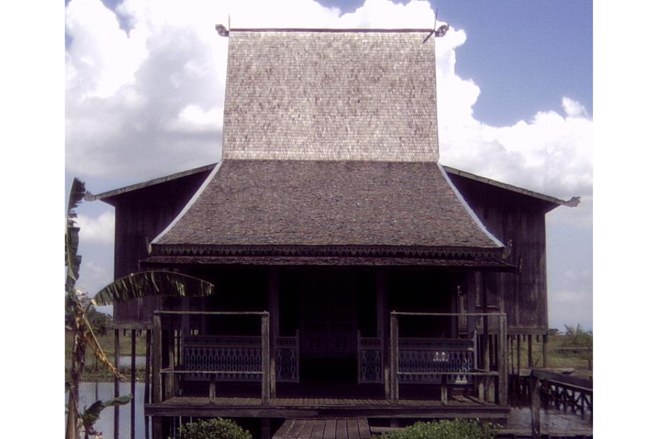 5 Rumah Adat Kalimantan Selatan, Nama, Keunikan, dan Gambarnya Lengkap!