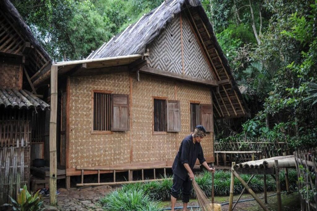 4 Keunikan Rumah Adat Imah Badak Heuay Jawa Barat beserta Ciri-ciri dan Penjelasannya