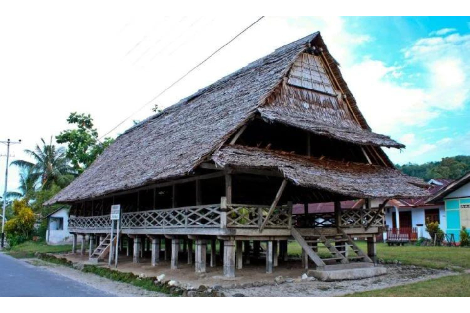 Keunikan Rumah Adat Baileo Khas Maluku Utara Beserta Penjelasannya