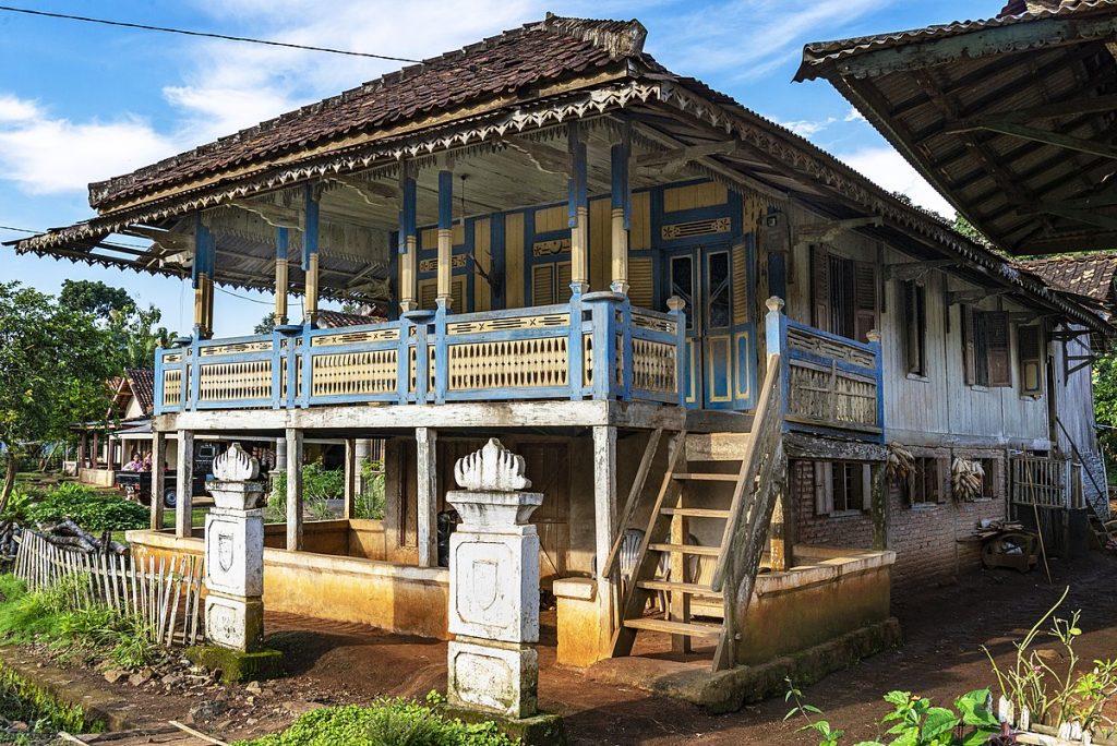 Mengenal Rumah Adat Lampung Beserta Keunikan, Gambar, dan Penjelasannya Singkat