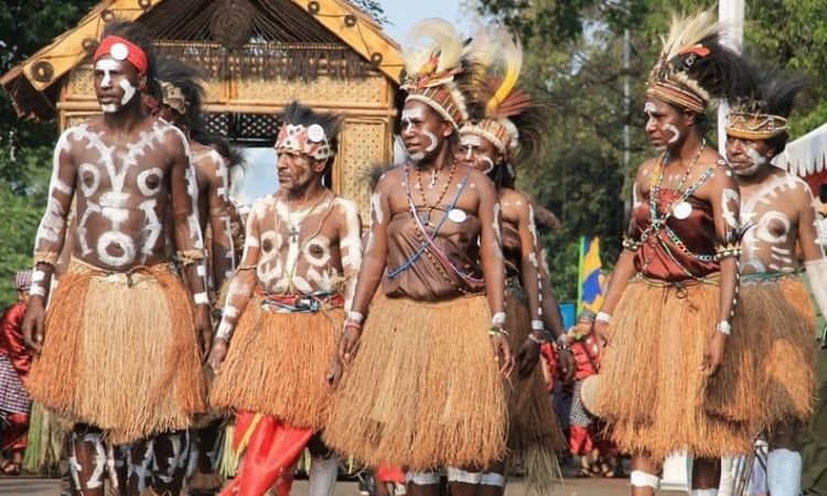 Pakaian Adat Papua Rok Rumbai Pria