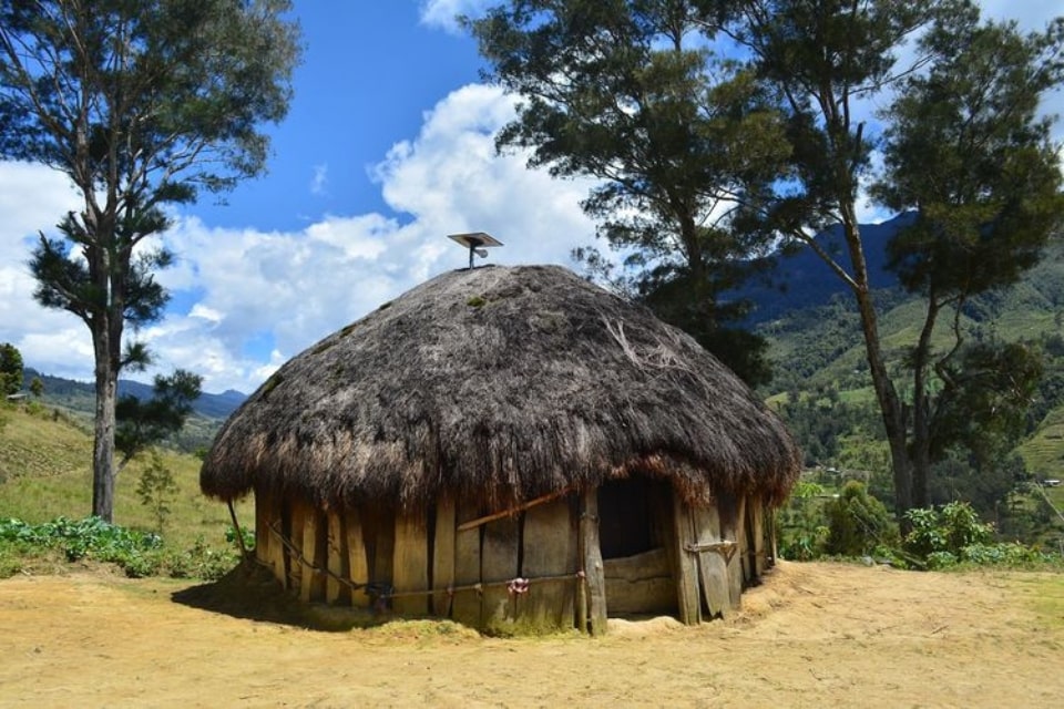 9 Rumah Adat Papua beserta Nama, Keunikan, Ciri-ciri, dan Gambarnya Lengkap!