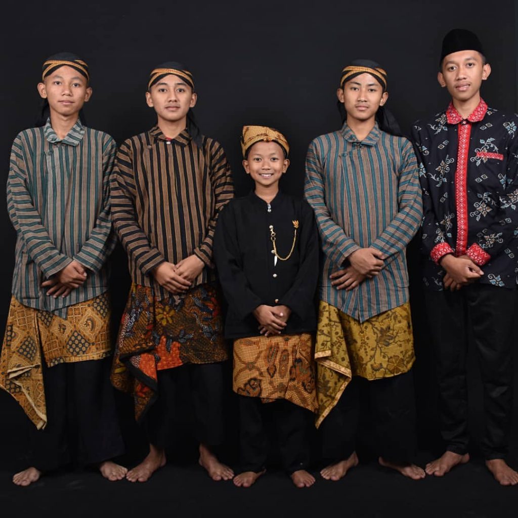 Pakaian Adat Surjan Yogyakarta