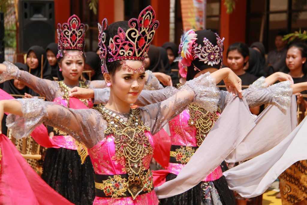 9 Contoh Kearifan Lokal di Bidang Pendidikan dan Sekolah Beserta Penjelasannya