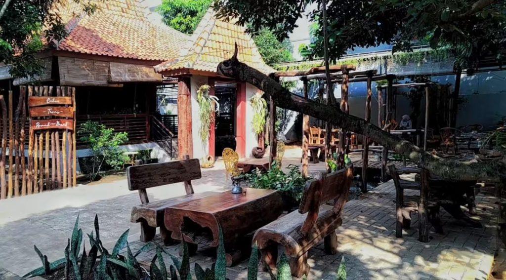 7. Teras Rumah Nenek﻿