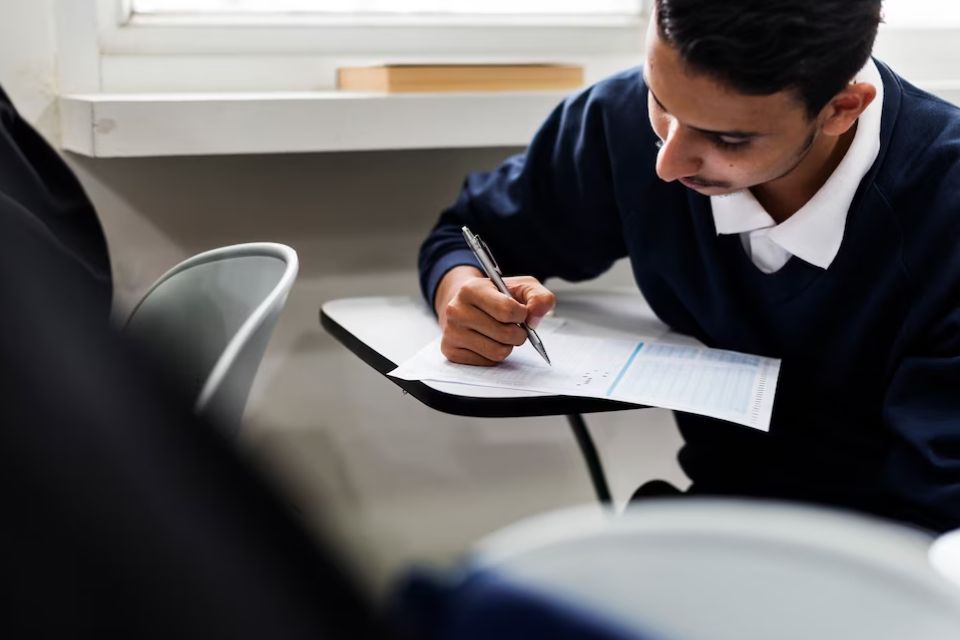 Soal UAS Bahasa Indonesia SMA/MA Kelas 12 Semester 2 dan Jawabannya